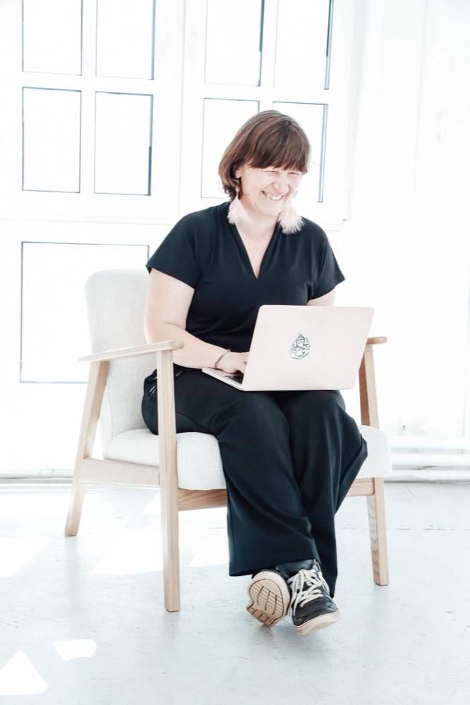 Sarah Scholz am Laptop